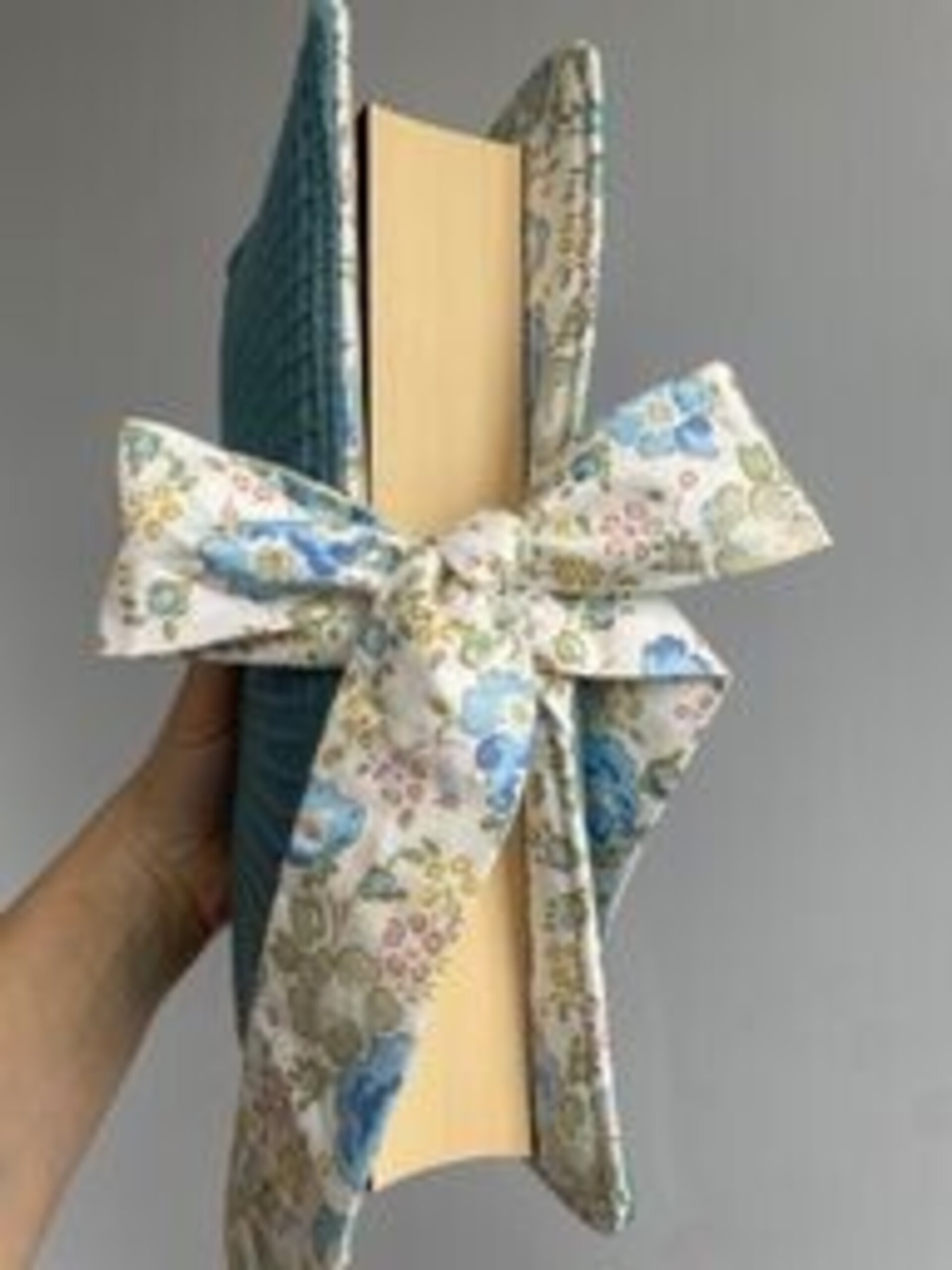 Funda de libro con cierre lazada. - 2