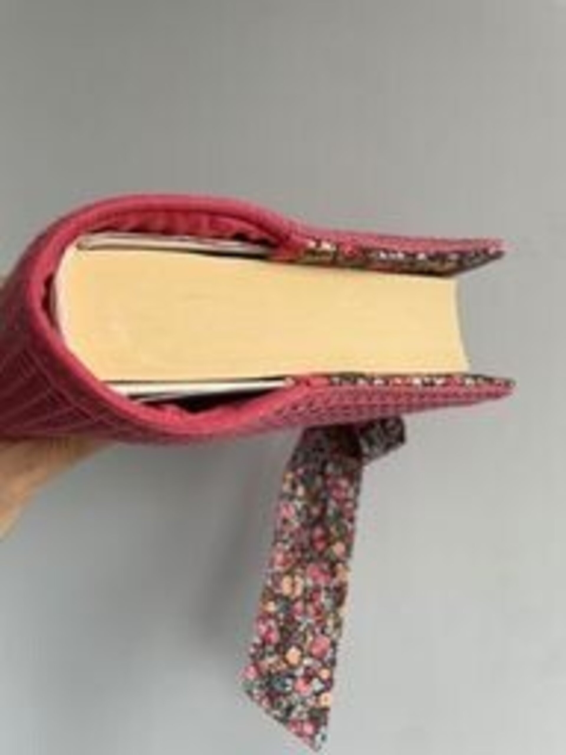 Funda de libro con cierre lazada. - 2