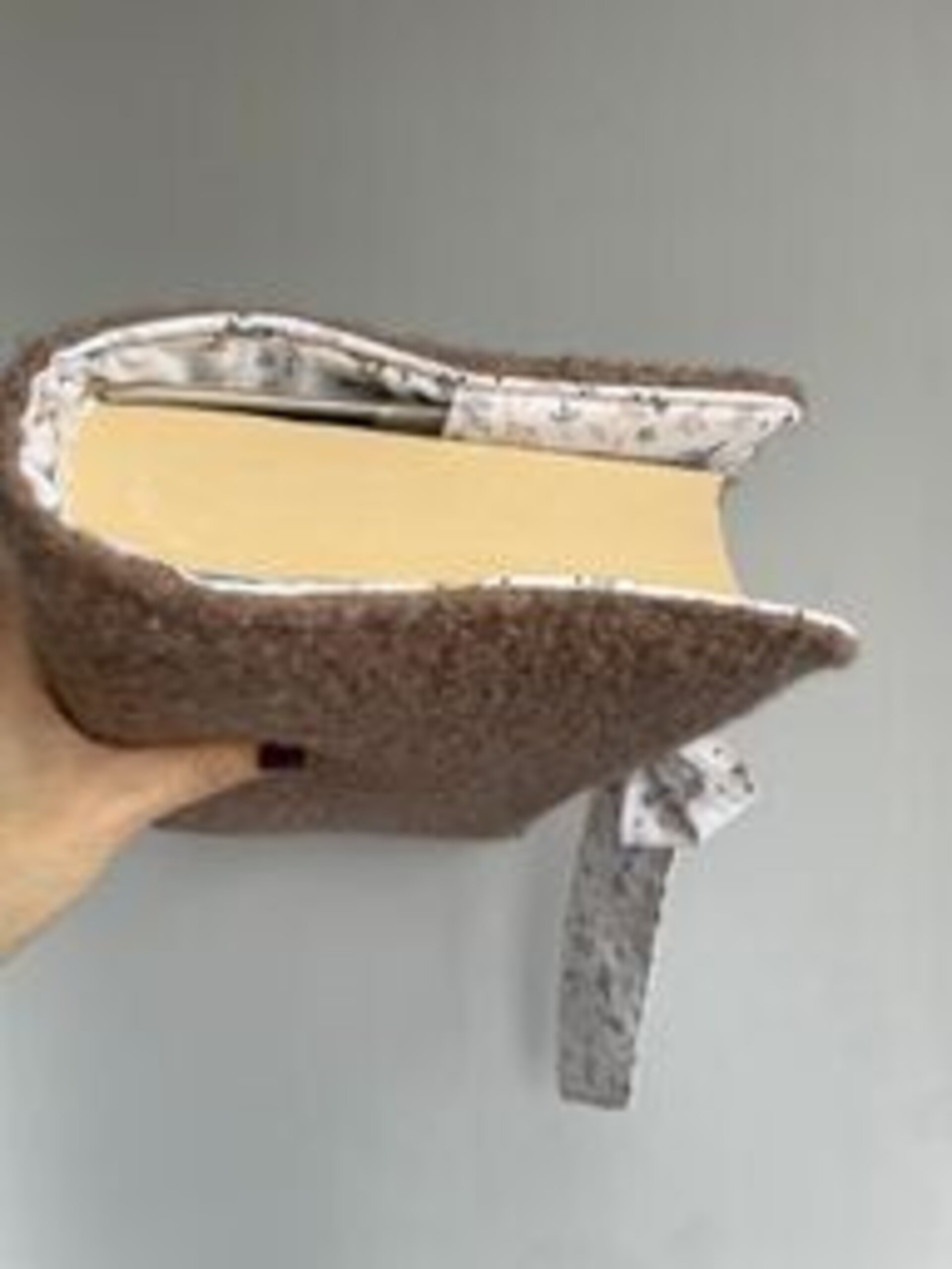 Funda de libro con cierre lazada. - 2