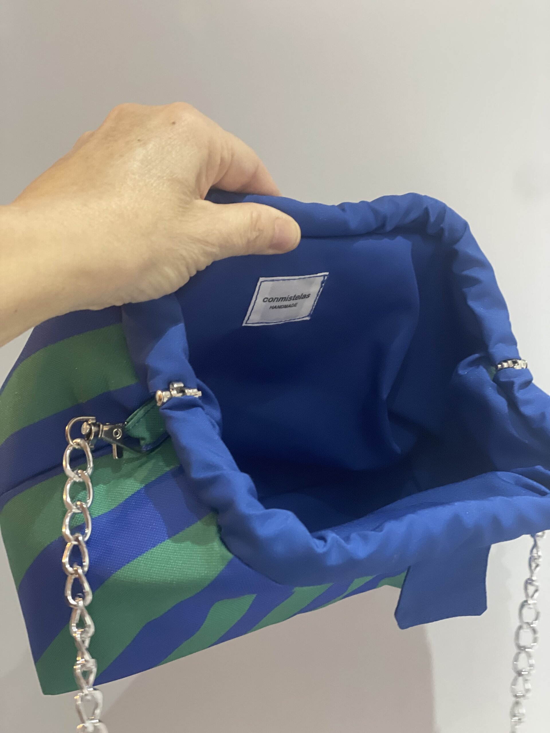 Clutch rayas impermeable. - 2