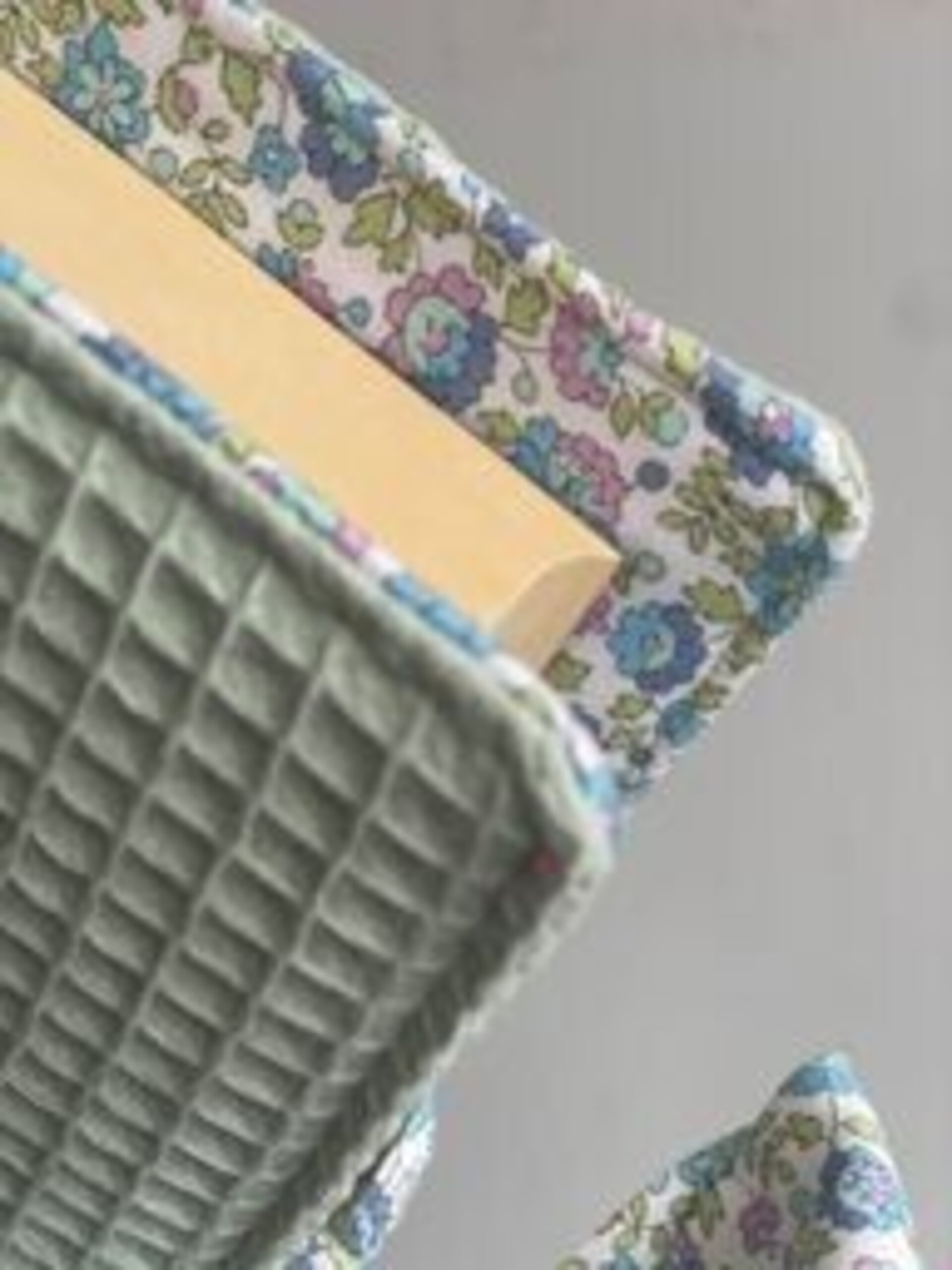 Funda de libro con cierre lazada. - 2