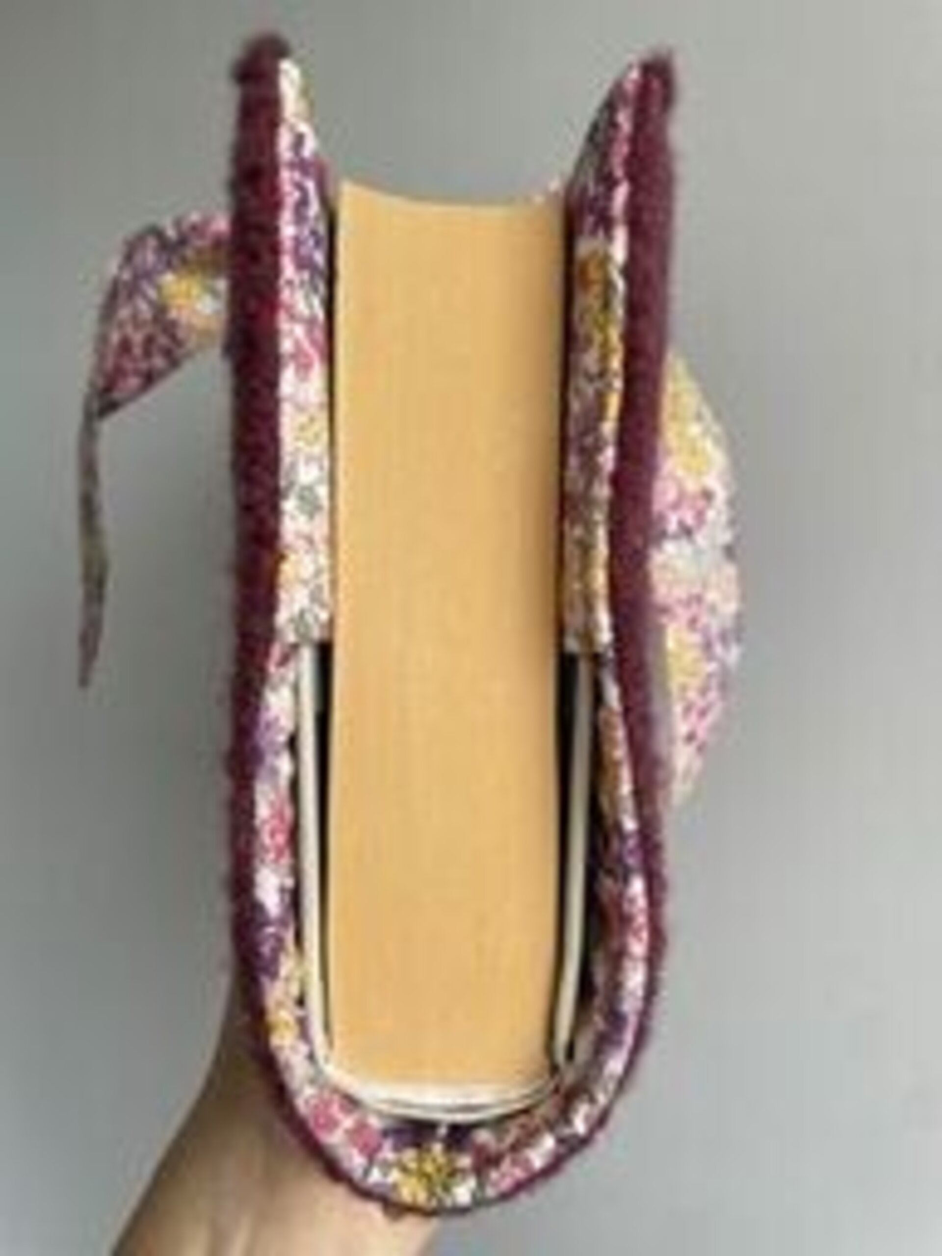 Funda de libro con cierre lazada. - 2